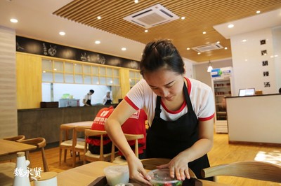 90后小夫妻高新区开中式快餐店，服务白领，生意火爆